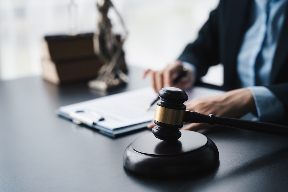 Comment mettre fin à un contrat de remplacement : les clés pour une rupture sereine