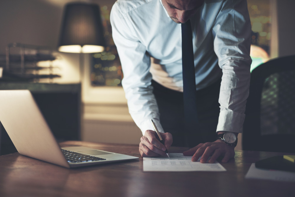 Caractéristiques et qualification du contrat de travail : un guide complet