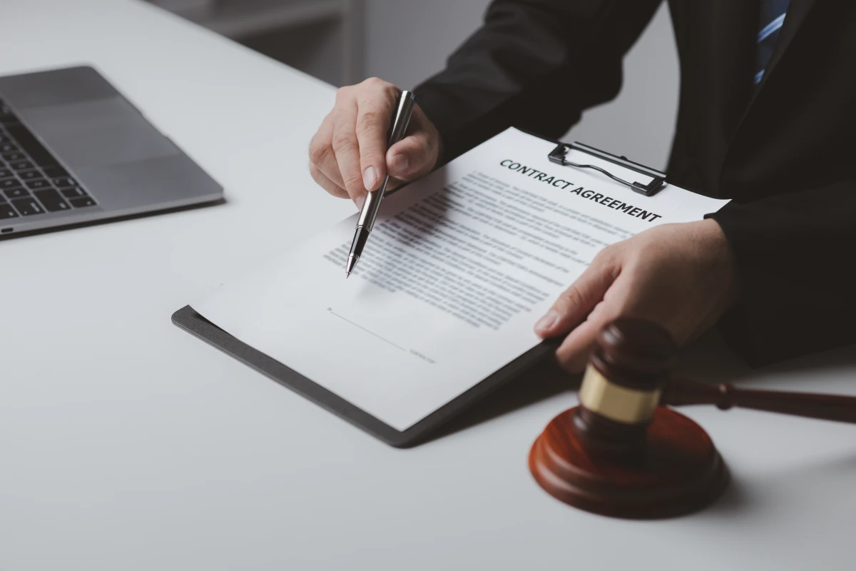 Comment porter plainte contre une curatelle ou une tutelle : démarches et conseils