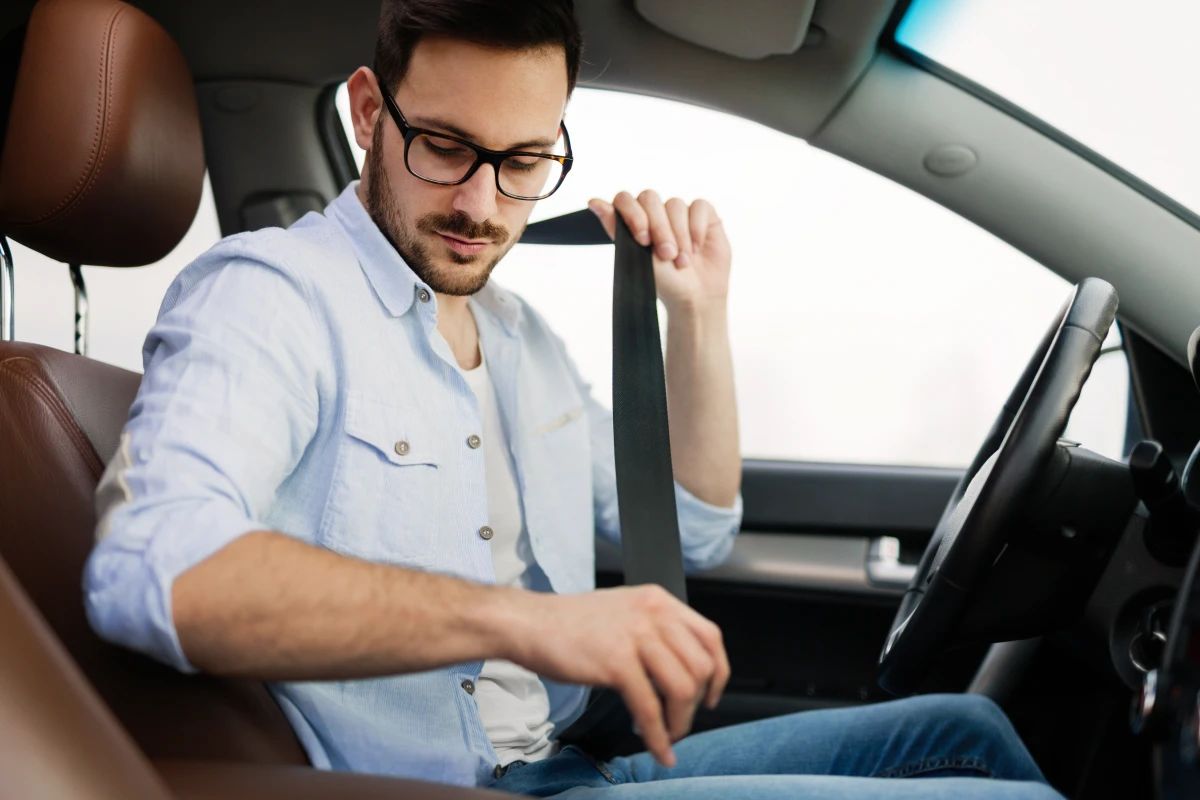Sécurité des véhicules : les normes à respecter dans les franchises automobiles
