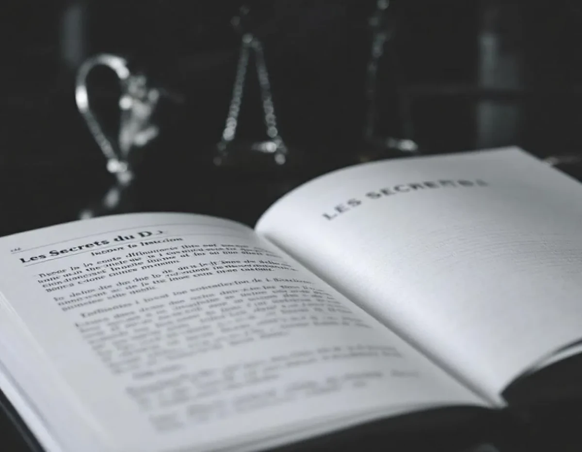 Les Secrets du D : Entre Présomption d'Innocence et Confidentialité Judiciaire